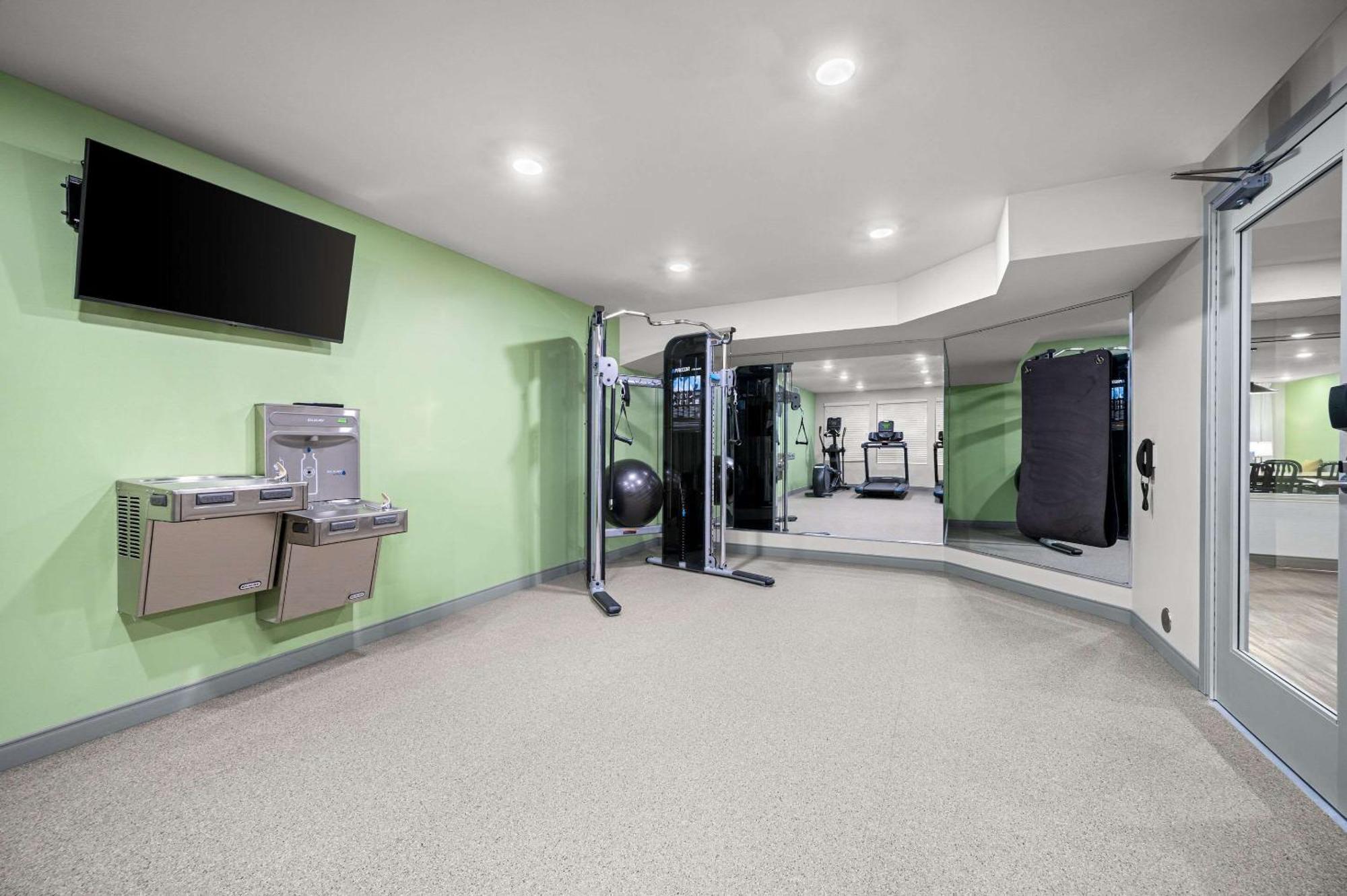 Woodspring Suites Dearborn Detroit מראה חיצוני תמונה